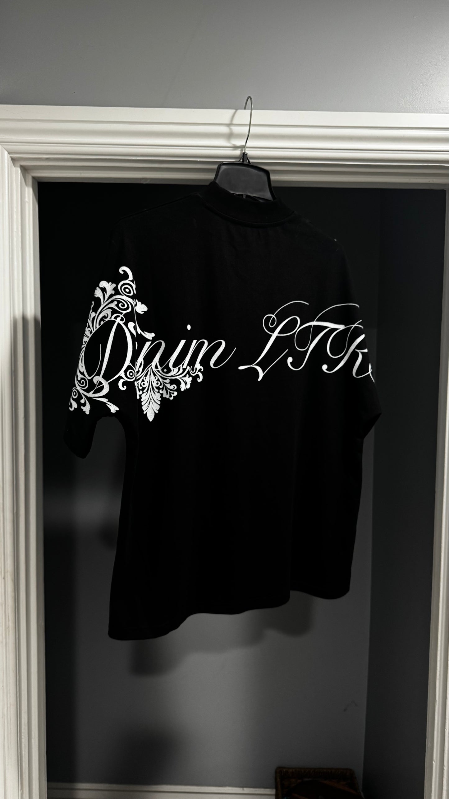 BLACK CHAIN TEE